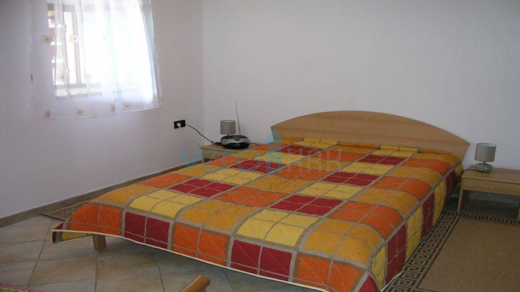 Isola di Krk, Malinska, periferia, casa con 2 appartamenti, prima fila sul mare, vista, in vendita