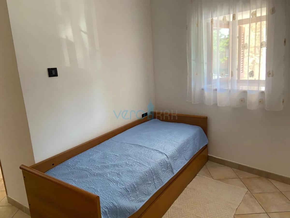 Isola di Krk, Malinska, periferia, casa con 2 appartamenti, prima fila sul mare, vista, in vendita