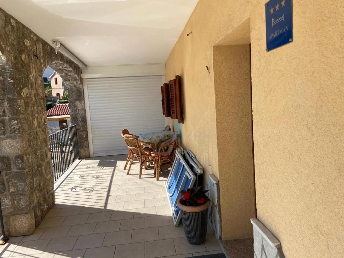 Isola di Krk, Malinska, periferia, casa con 2 appartamenti, prima fila sul mare, vista, in vendita