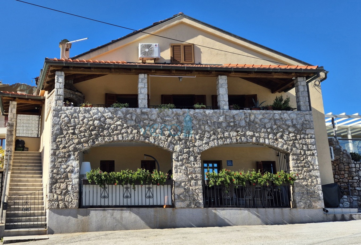 Isola di Krk, Malinska, periferia, casa con 2 appartamenti, prima fila sul mare, vista, in vendita
