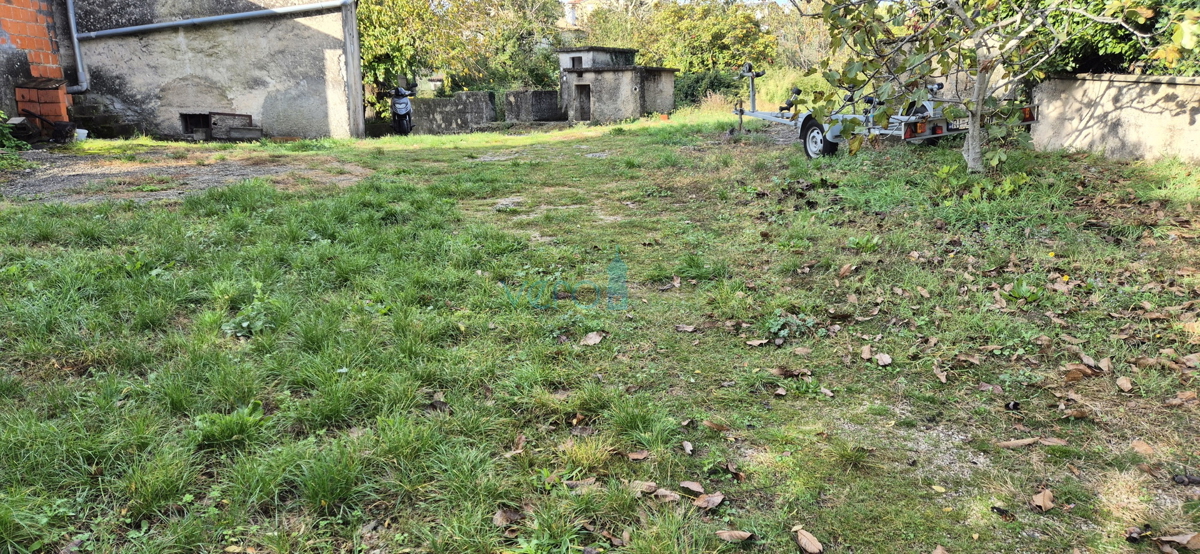 Isola di Krk, città di Krk, dintorni, casa bifamiliare in pietra, stalla, cortile, cantina, garage, vendita