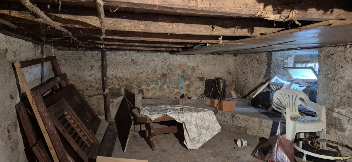 Isola di Krk, città di Krk, dintorni, casa bifamiliare in pietra, stalla, cortile, cantina, garage, vendita