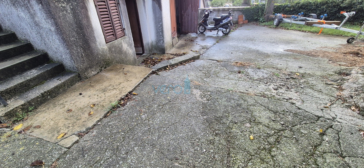 Isola di Krk, città di Krk, dintorni, casa bifamiliare in pietra, stalla, cortile, cantina, garage, vendita