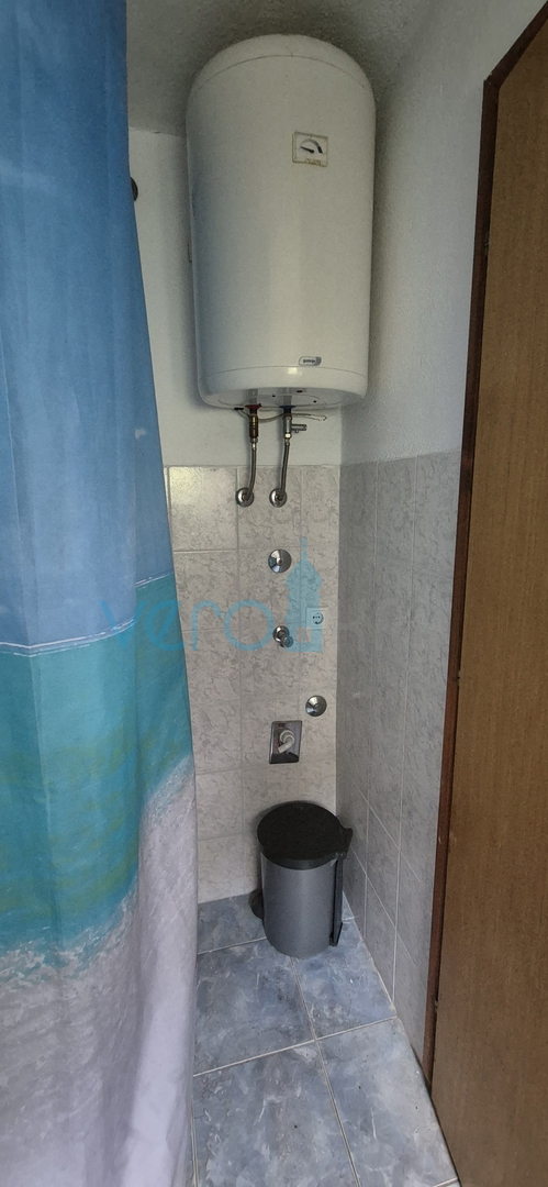 Isola di Krk, città di Krk, dintorni, casa bifamiliare in pietra, stalla, cortile, cantina, garage, vendita