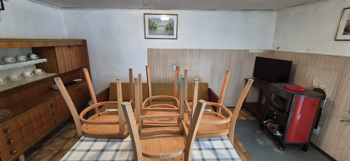 Isola di Krk, città di Krk, dintorni, casa bifamiliare in pietra, stalla, cortile, cantina, garage, vendita