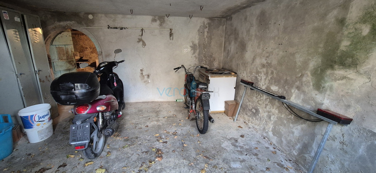 Isola di Krk, città di Krk, dintorni, casa bifamiliare in pietra, stalla, cortile, cantina, garage, vendita