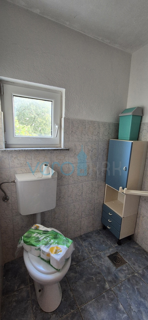 Isola di Krk, città di Krk, dintorni, casa bifamiliare in pietra, stalla, cortile, cantina, garage, vendita