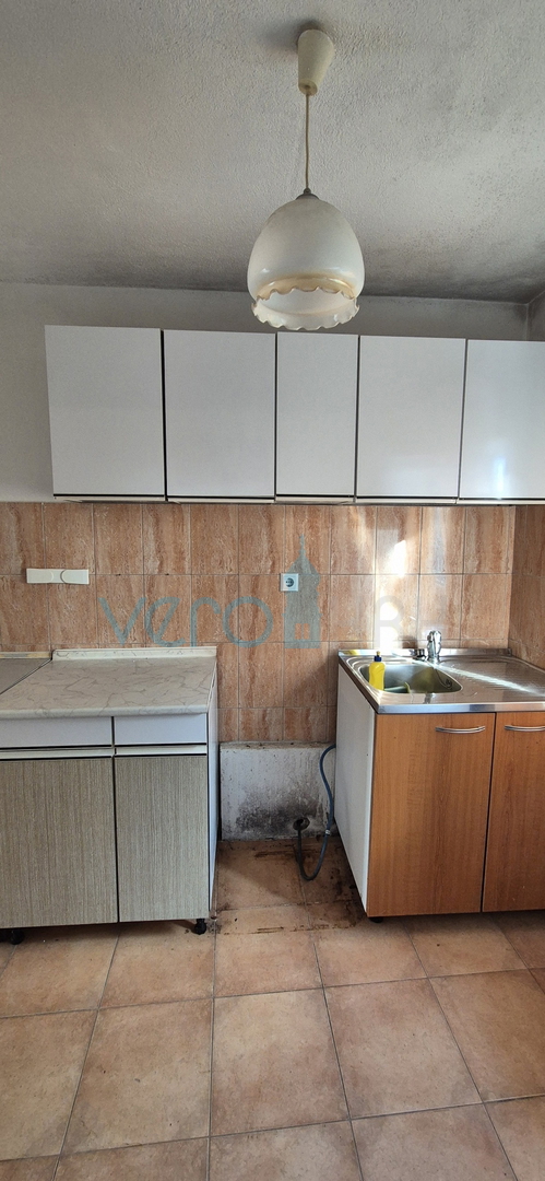 Isola di Krk, città di Krk, dintorni, casa bifamiliare in pietra, stalla, cortile, cantina, garage, vendita