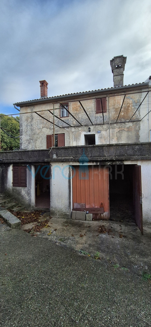 Isola di Krk, città di Krk, dintorni, casa bifamiliare in pietra, stalla, cortile, cantina, garage, vendita