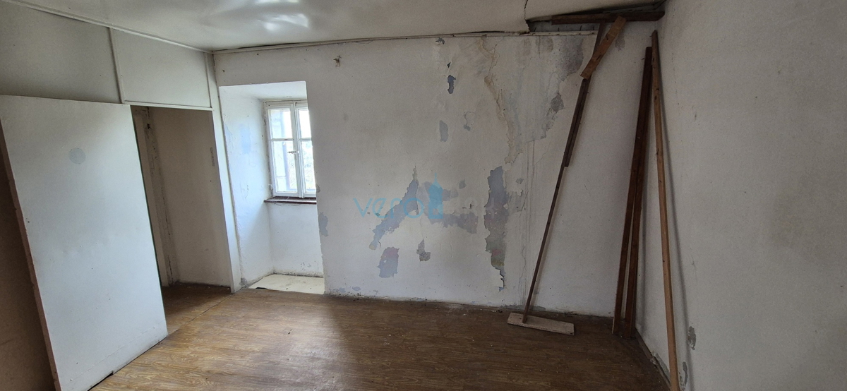 Isola di Krk, città di Krk, dintorni, casa bifamiliare in pietra, stalla, cortile, cantina, garage, vendita