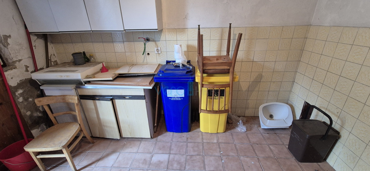 Isola di Krk, città di Krk, dintorni, casa bifamiliare in pietra, stalla, cortile, cantina, garage, vendita