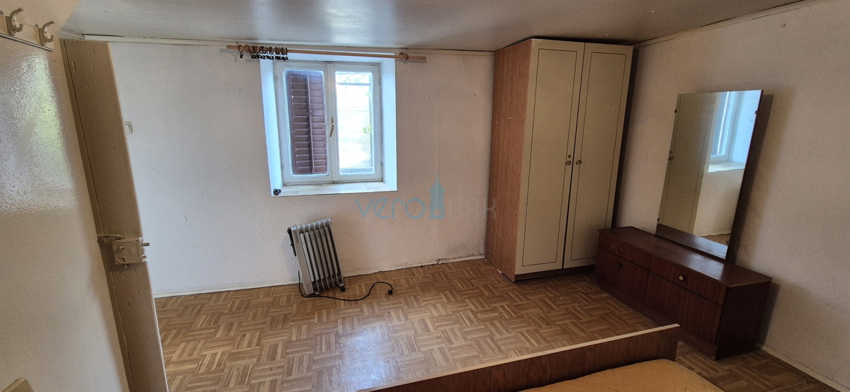 Isola di Krk, città di Krk, dintorni, casa bifamiliare in pietra, stalla, cortile, cantina, garage, vendita