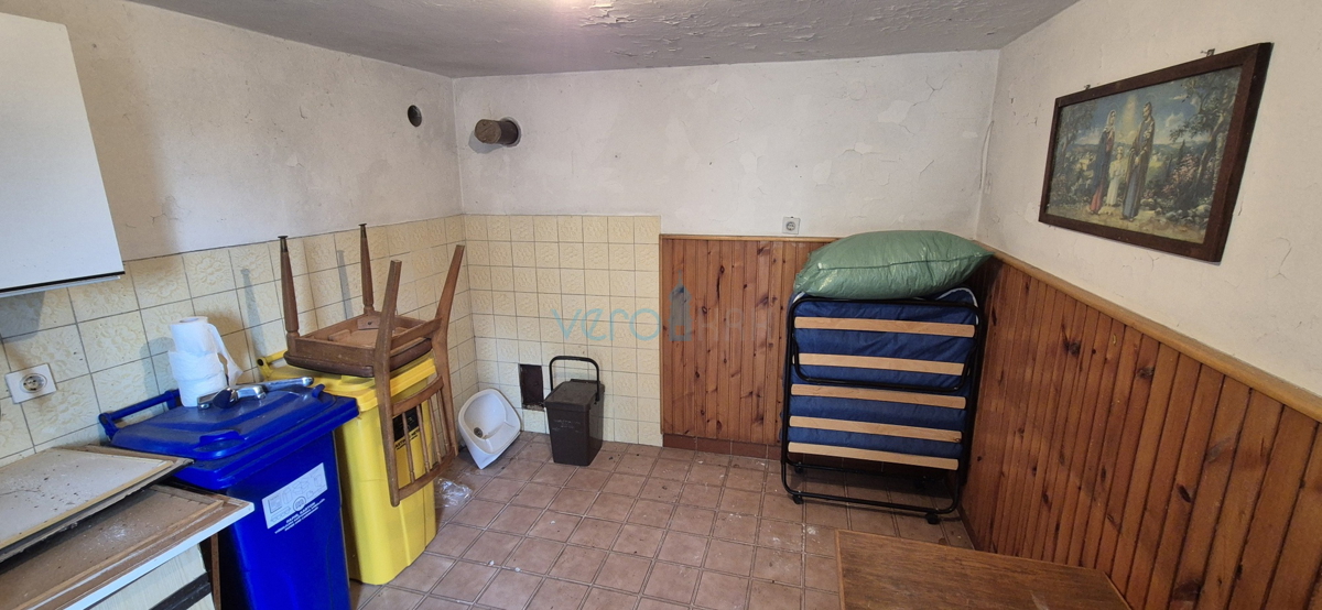 Isola di Krk, città di Krk, dintorni, casa bifamiliare in pietra, stalla, cortile, cantina, garage, vendita