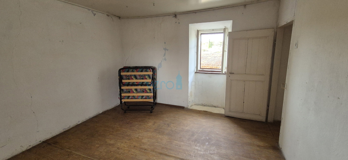 Isola di Krk, città di Krk, dintorni, casa bifamiliare in pietra, stalla, cortile, cantina, garage, vendita