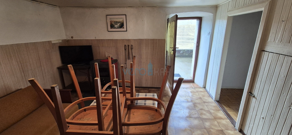 Isola di Krk, città di Krk, dintorni, casa bifamiliare in pietra, stalla, cortile, cantina, garage, vendita