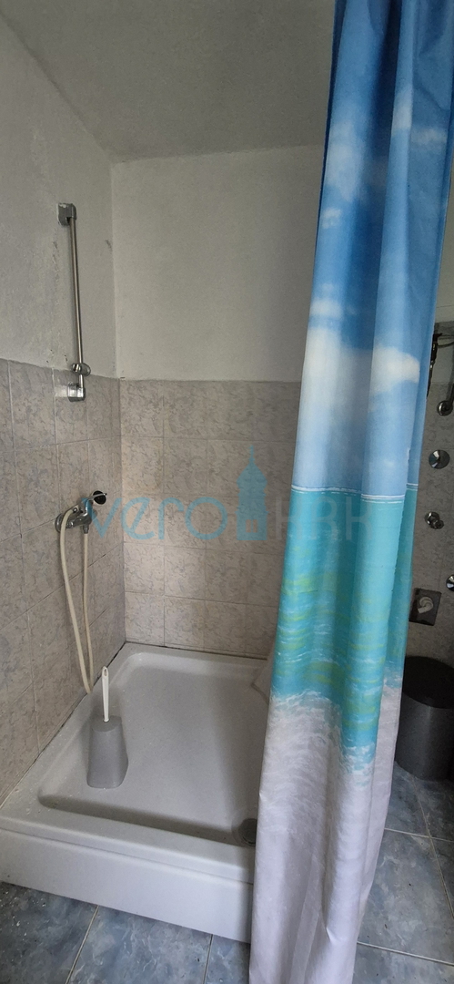 Isola di Krk, città di Krk, dintorni, casa bifamiliare in pietra, stalla, cortile, cantina, garage, vendita