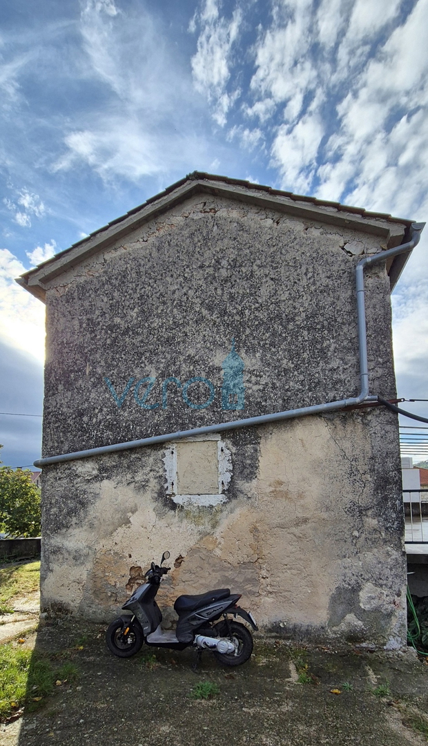 Isola di Krk, città di Krk, dintorni, casa bifamiliare in pietra, stalla, cortile, cantina, garage, vendita