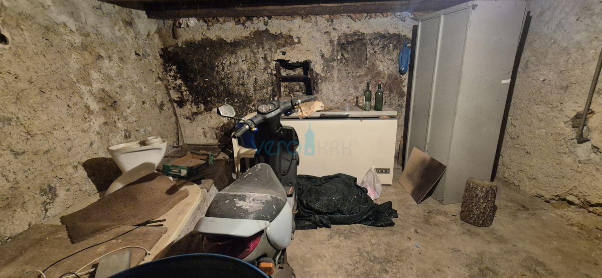 Isola di Krk, città di Krk, dintorni, casa bifamiliare in pietra, stalla, cortile, cantina, garage, vendita