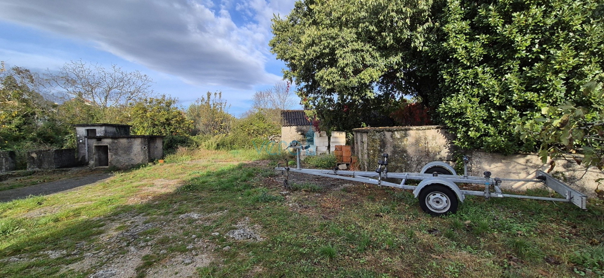 Isola di Krk, città di Krk, dintorni, casa bifamiliare in pietra, stalla, cortile, cantina, garage, vendita