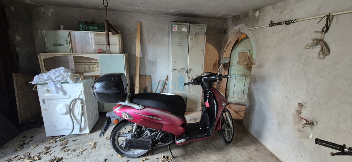 Isola di Krk, città di Krk, dintorni, casa bifamiliare in pietra, stalla, cortile, cantina, garage, vendita