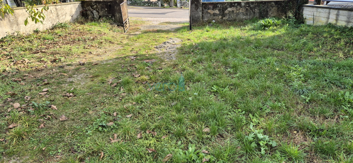 Isola di Krk, città di Krk, dintorni, casa bifamiliare in pietra, stalla, cortile, cantina, garage, vendita