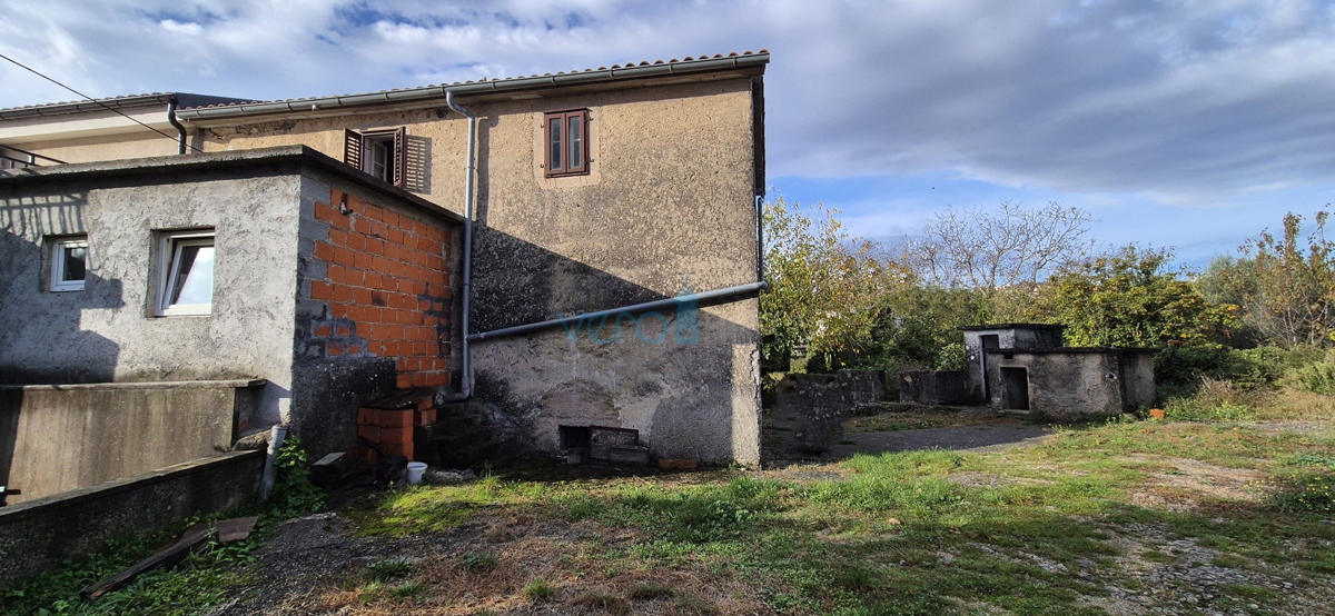 Isola di Krk, città di Krk, dintorni, casa bifamiliare in pietra, stalla, cortile, cantina, garage, vendita