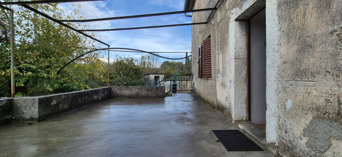 Isola di Krk, città di Krk, dintorni, casa bifamiliare in pietra, stalla, cortile, cantina, garage, vendita