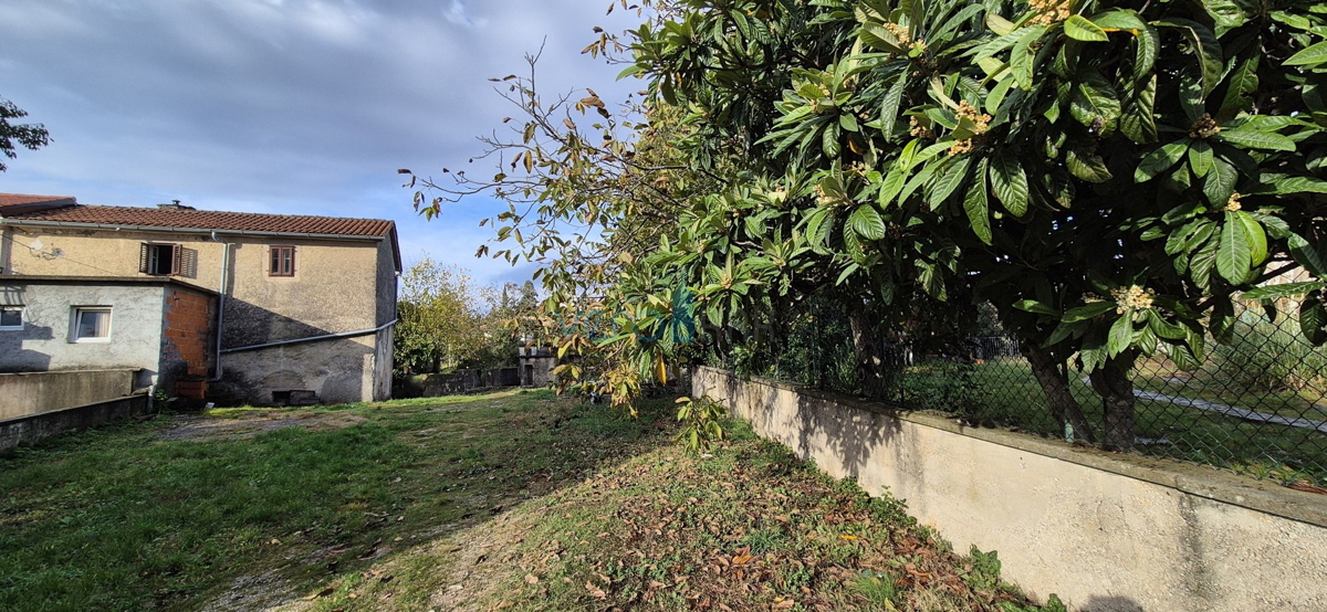 Isola di Krk, città di Krk, dintorni, casa bifamiliare in pietra, stalla, cortile, cantina, garage, vendita