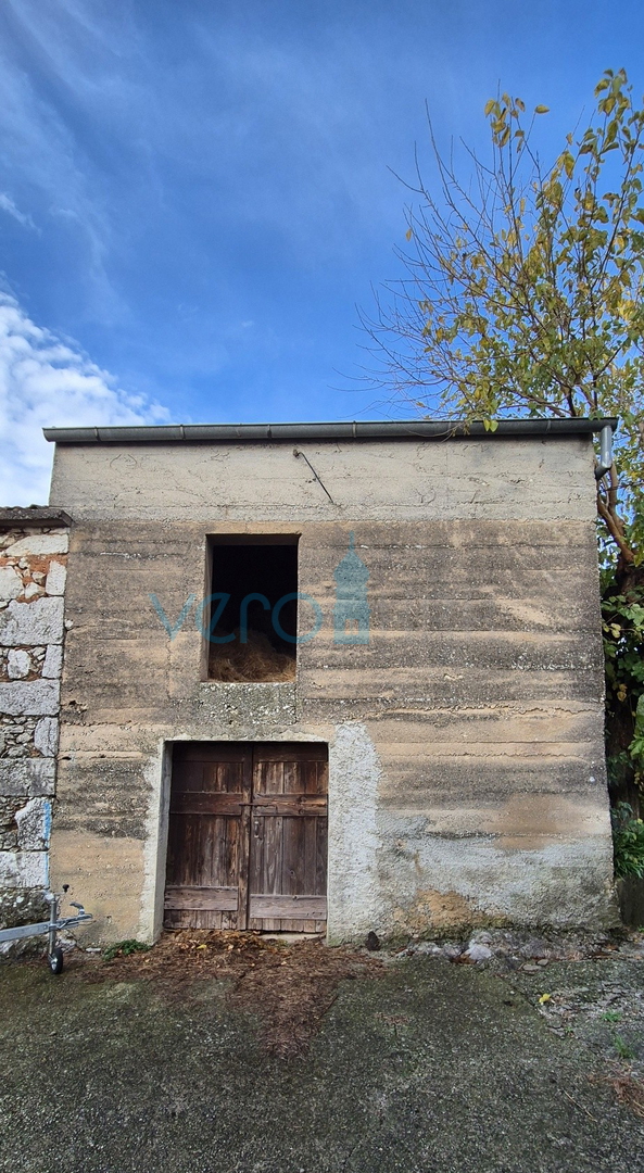 Isola di Krk, città di Krk, dintorni, casa bifamiliare in pietra, stalla, cortile, cantina, garage, vendita