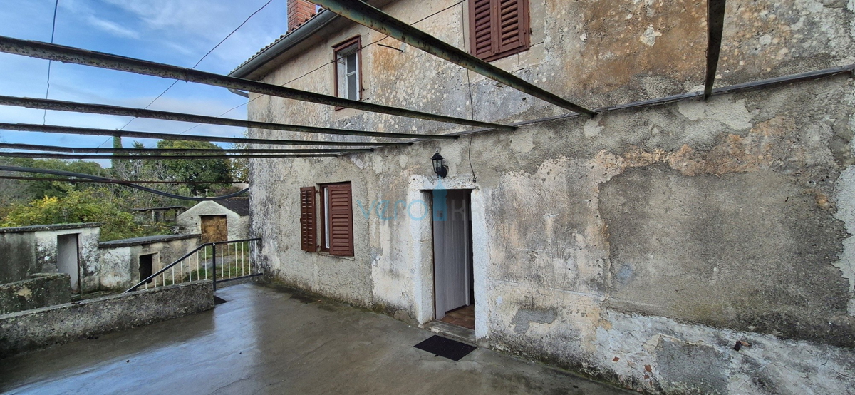 Isola di Krk, città di Krk, dintorni, casa bifamiliare in pietra, stalla, cortile, cantina, garage, vendita