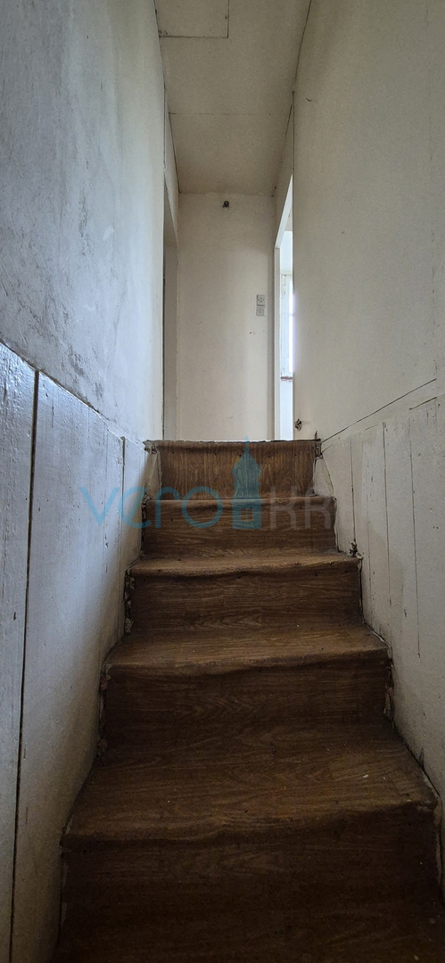 Isola di Krk, città di Krk, dintorni, casa bifamiliare in pietra, stalla, cortile, cantina, garage, vendita