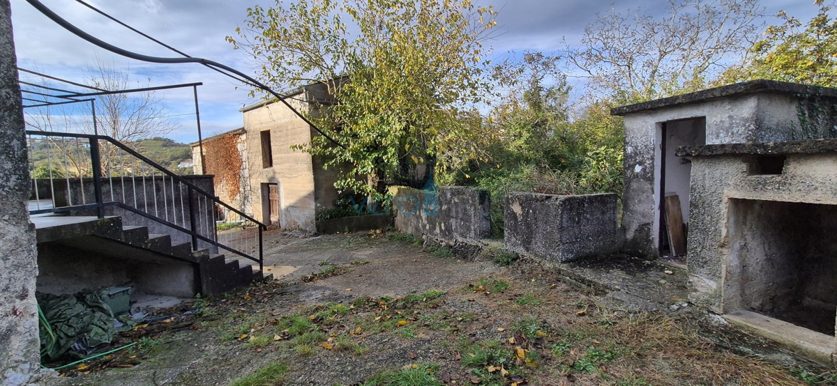 Isola di Krk, città di Krk, dintorni, casa bifamiliare in pietra, stalla, cortile, cantina, garage, vendita