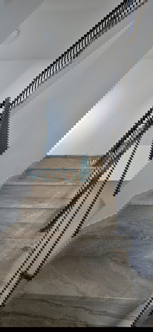 Istra, Novigrad, appartamento 92 m2, 1° piano, nuova costruzione, 2 terrazze, vista mare, vendita