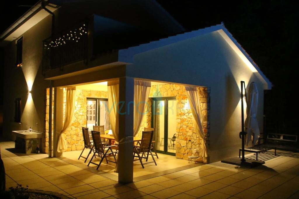 Isola di Krk, Šilo, periferia, casa familiare indipendente, giardino, piscina, vista mare, in vendita