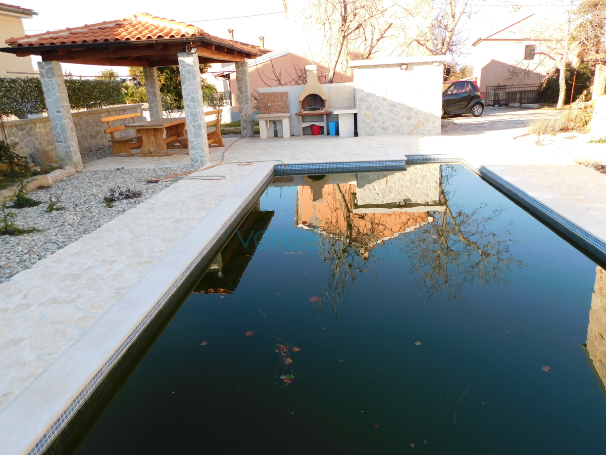 Dobrinj, isola di Krk, dintorni, casa in pietra autoctona con piscina e giardino