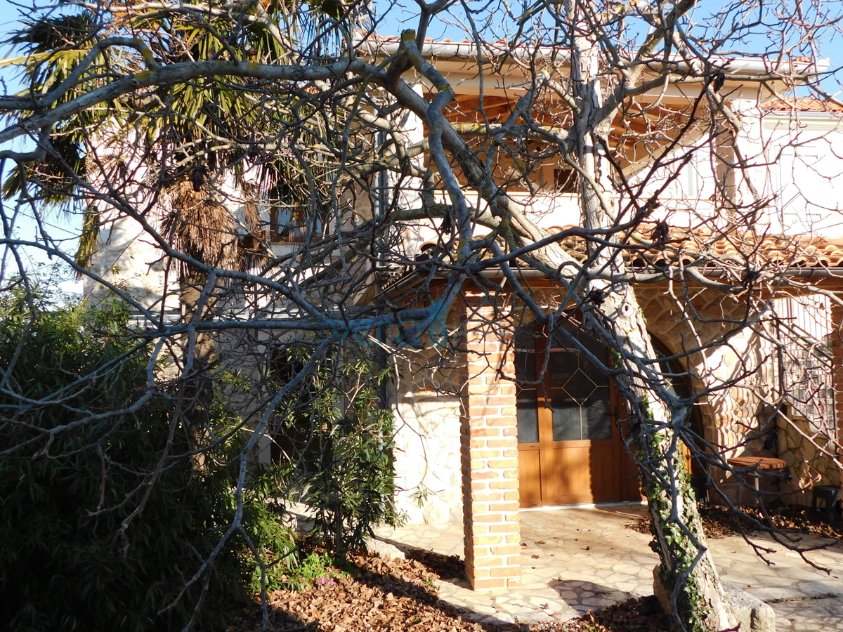 Dobrinj, isola di Krk, dintorni, casa in pietra autoctona con piscina e giardino