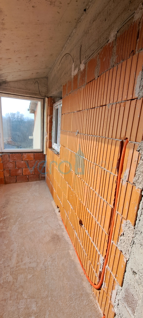 Isola di Krk, baia di Soline, nuovo appartamento bilocale di 56 m2 con cortile, vista parziale, in vendita