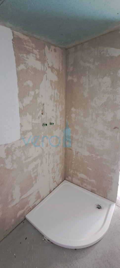 Isola di Krk, baia di Soline, nuovo appartamento bilocale di 56 m2 con cortile, vista parziale, in vendita