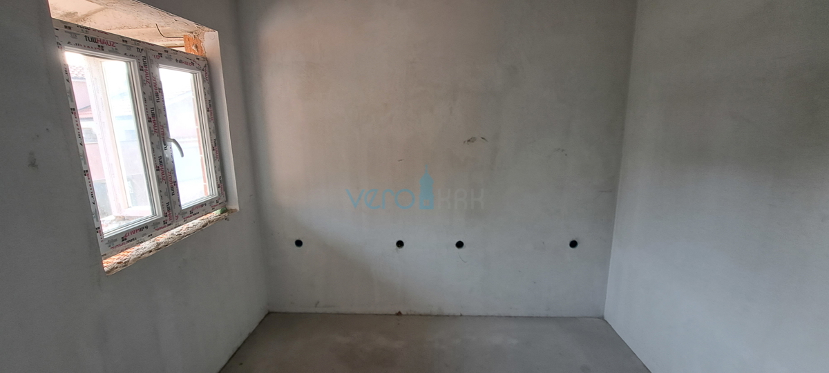 Isola di Krk, baia di Soline, nuovo appartamento bilocale di 56 m2 con cortile, vista parziale, in vendita