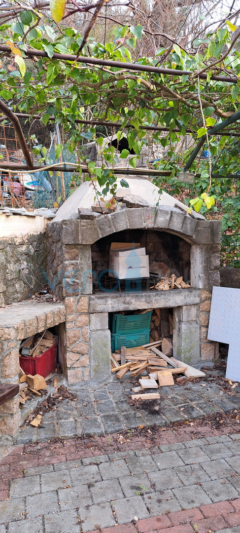 Isola di Krk, baia di Soline, nuovo appartamento bilocale di 56 m2 con cortile, vista parziale, in vendita