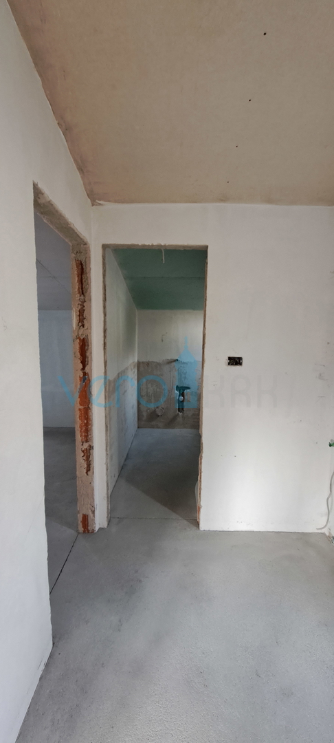 Isola di Krk, baia di Soline, nuovo appartamento bilocale di 56 m2 con cortile, vista parziale, in vendita