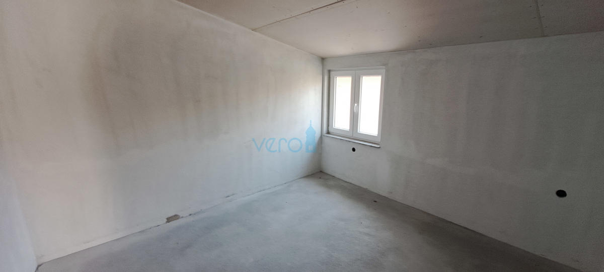 Isola di Krk, baia di Soline, nuovo appartamento bilocale di 56 m2 con cortile, vista parziale, in vendita