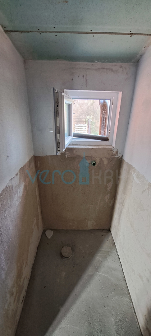 Isola di Krk, baia di Soline, nuovo appartamento bilocale di 56 m2 con cortile, vista parziale, in vendita