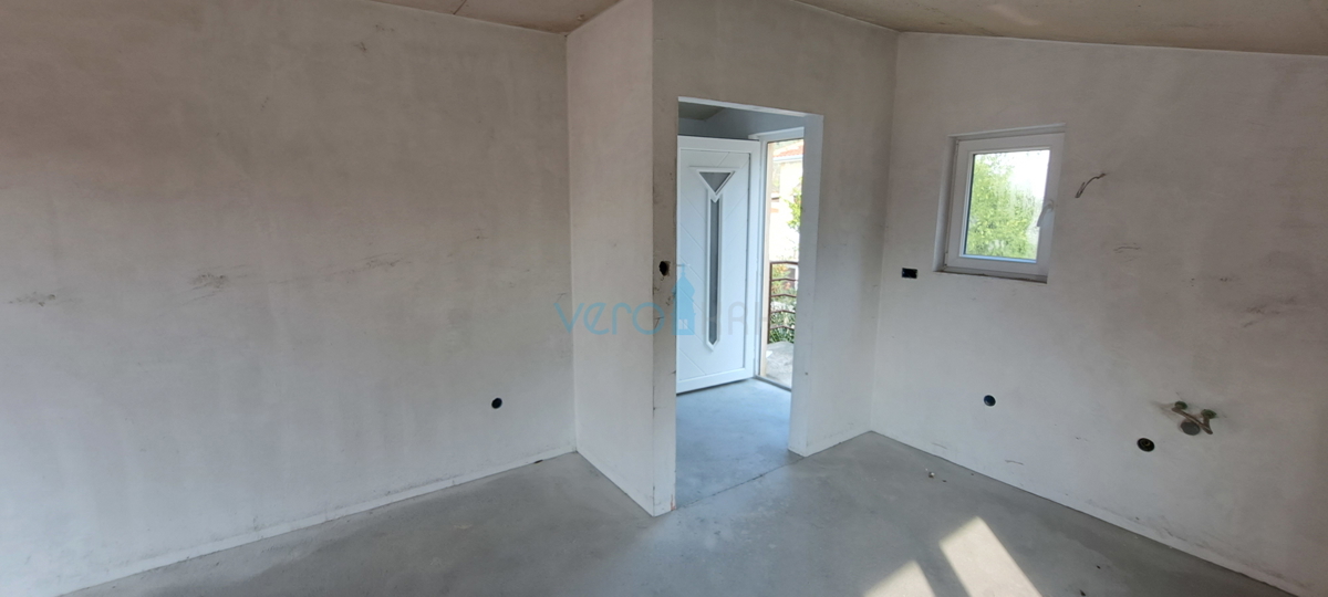 Isola di Krk, baia di Soline, nuovo appartamento bilocale di 56 m2 con cortile, vista parziale, in vendita