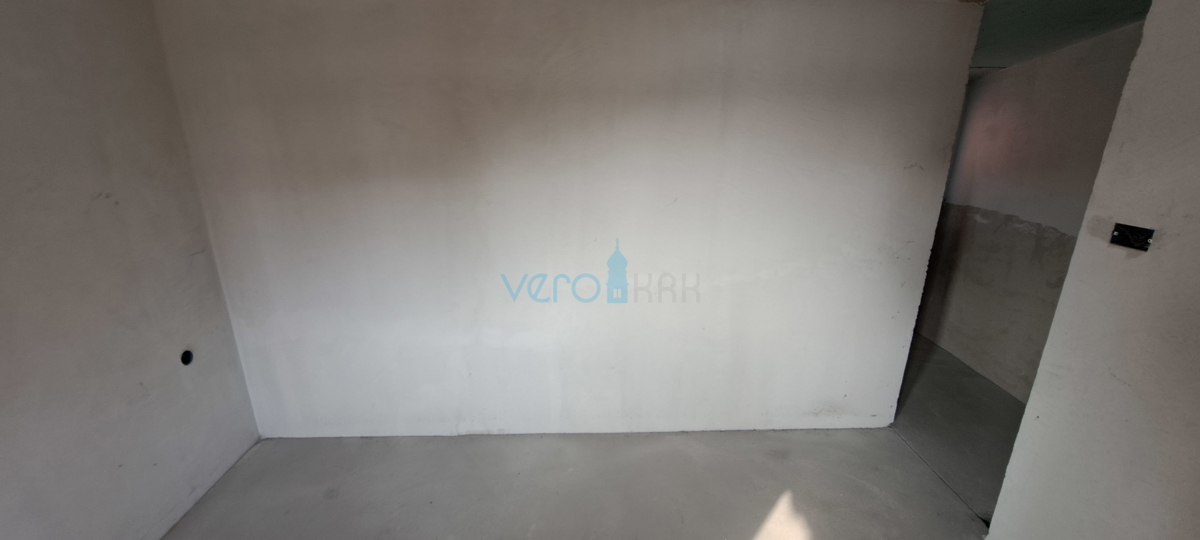 Isola di Krk, baia di Soline, nuovo appartamento bilocale di 56 m2 con cortile, vista parziale, in vendita