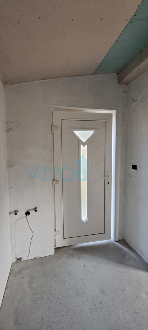 Isola di Krk, baia di Soline, nuovo appartamento bilocale di 56 m2 con cortile, vista parziale, in vendita