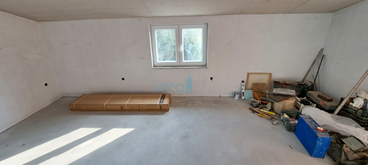 Isola di Krk, baia di Soline, nuovo appartamento bilocale di 56 m2 con cortile, vista parziale, in vendita