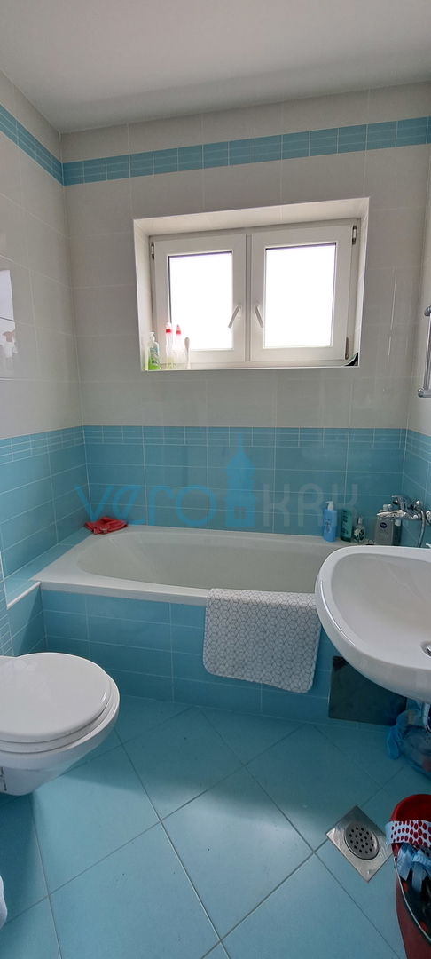 Uvala Soline, isola di Krk, appartamento bilocale di 65 m2 al piano con due terrazze e vista mare