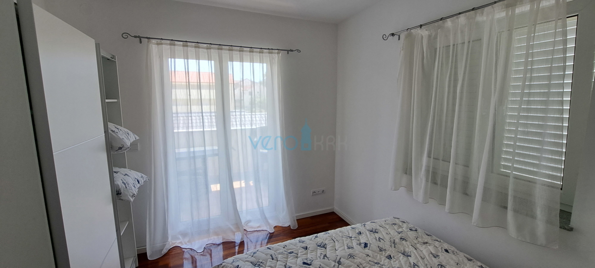 Uvala Soline, isola di Krk, appartamento bilocale di 65 m2 al piano con due terrazze e vista mare