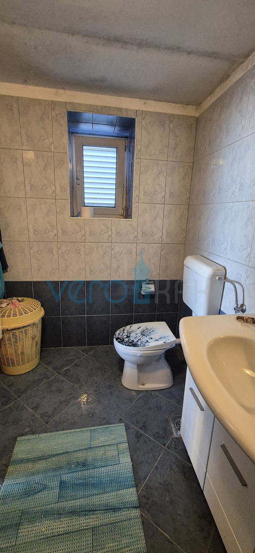 Bakar, Hreljin - casa bifamiliare in pietra, vista mare, giardino 821 m2 + terreno edificabile 876 m2, vendita